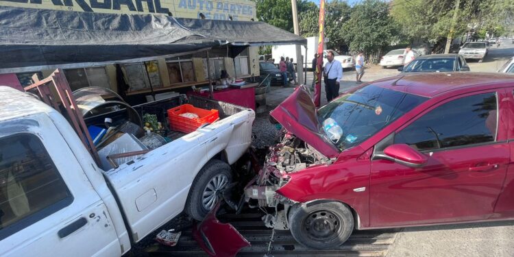 Conductor de auto evita arrollar a mujer y provoca carambola en Avenida Rotaria
