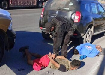 Frustran robo de auto, detienen a fallidos ladrones