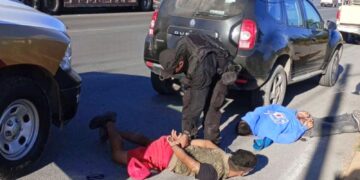 Frustran robo de auto, detienen a fallidos ladrones