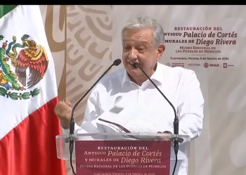 Florea AMLO al gobernador de Morelos, Cuauhtémoc Blanco; trabajamos en equipo, otros me bloquean 