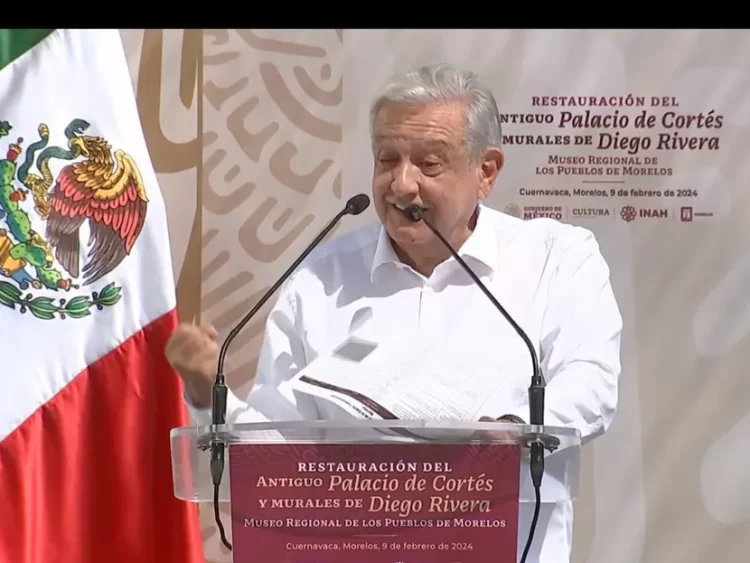 Florea AMLO al gobernador de Morelos, Cuauhtémoc Blanco; trabajamos en equipo, otros me bloquean 