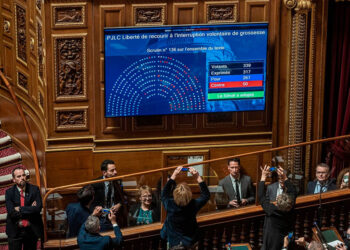 Francia aprueba incluir el derecho al aborto en su Constitución