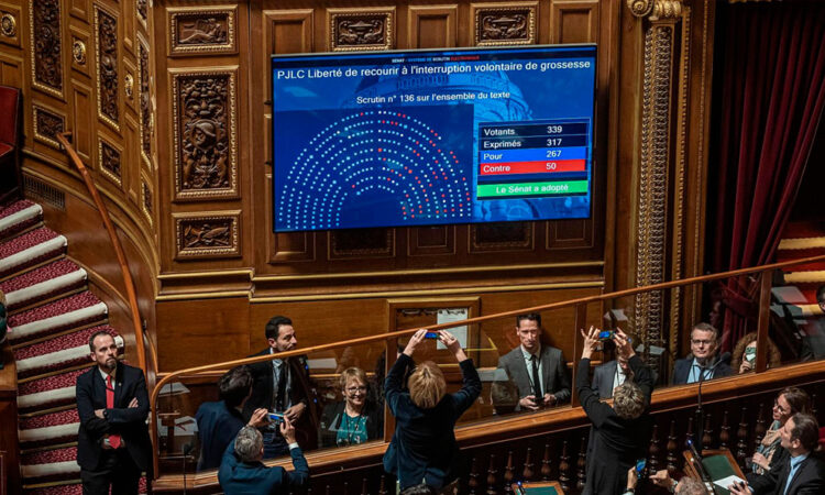 Francia aprueba incluir el derecho al aborto en su Constitución