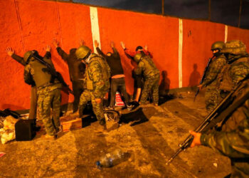 Fuerzas armadas y Policía de Ecuador decomisan gran cantidad de armas y drogas en operaciones conjuntas