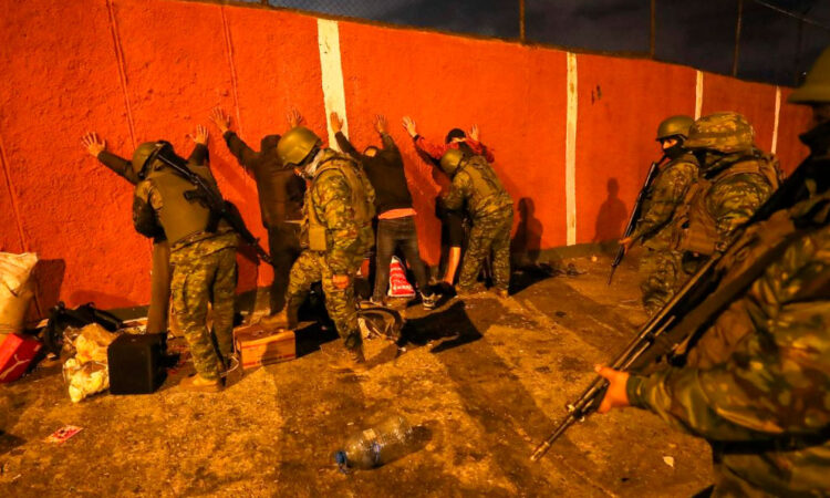 Fuerzas armadas y Policía de Ecuador decomisan gran cantidad de armas y drogas en operaciones conjuntas