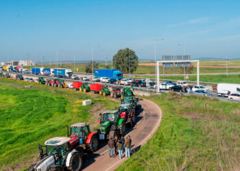 Protestas de transportistas y agricultores en España provocan cortes de carreteras
