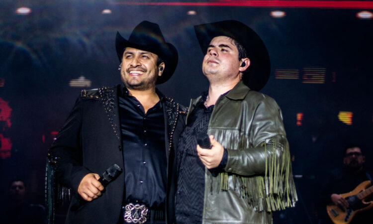 Julión Álvarez y Alfredo Olivas arrasan en Monterrey