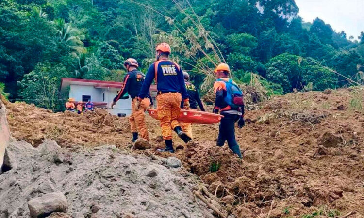 Avalancha sepulta decenas de casas y autobuses en Filipinas