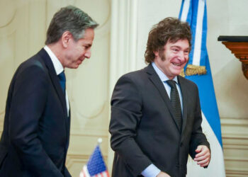 Milei afirma retorno al lado de la democracia en visita de secretario de Estado de EE.UU.