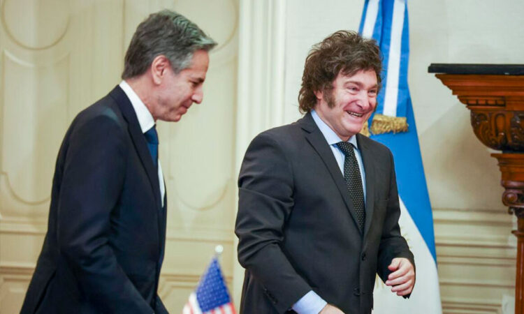 Milei afirma retorno al lado de la democracia en visita de secretario de Estado de EE.UU.