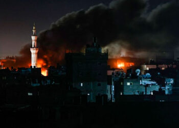 Ataques aéreos israelíes en Rafah, Franja de Gaza, dejan al menos 52 muertos