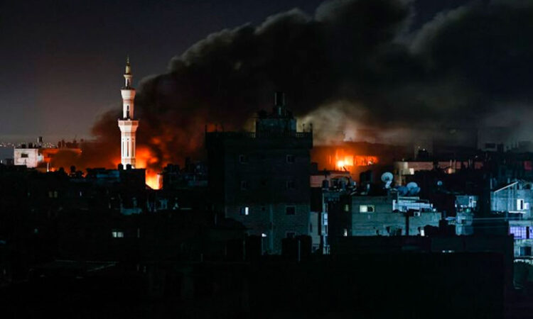 Ataques aéreos israelíes en Rafah, Franja de Gaza, dejan al menos 52 muertos