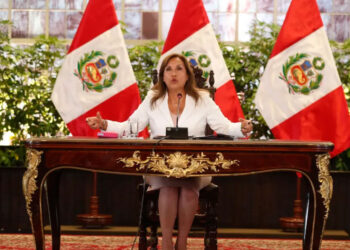 Presidenta de Perú cambia a cuatro ministros en su gabinete ante críticas y desafíos