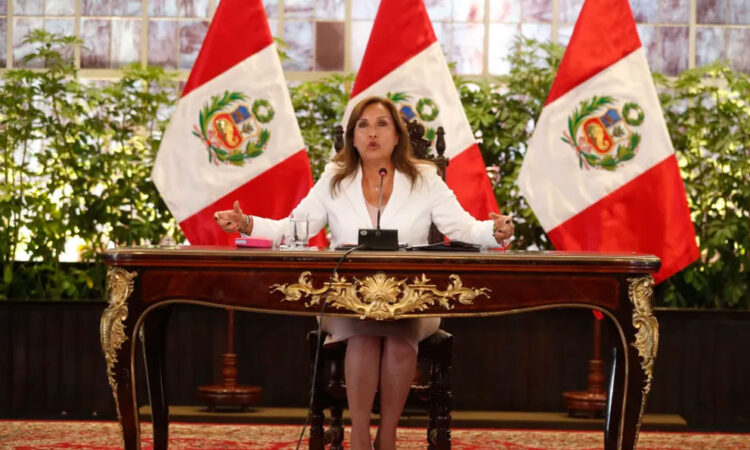 Presidenta de Perú cambia a cuatro ministros en su gabinete ante críticas y desafíos