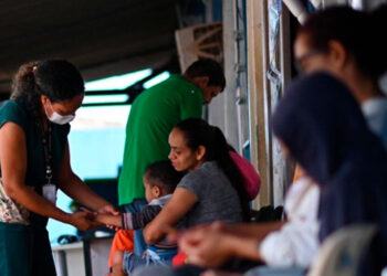 Brasil inicia vacunación contra el dengue en niños ante brote preocupante