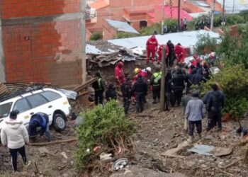 Tragedia en Bolivia: Desplome sepulta vivienda y cobra la vida de una mujer y sus dos hijos pequeños