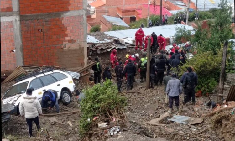 Tragedia en Bolivia: Desplome sepulta vivienda y cobra la vida de una mujer y sus dos hijos pequeños
