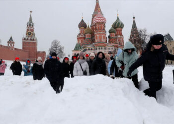 Intensa nevada colapsa transporte en Moscú