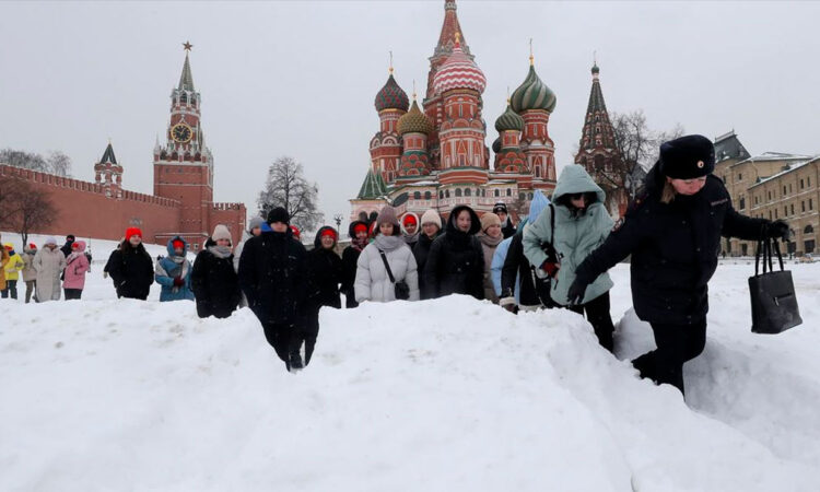 Intensa nevada colapsa transporte en Moscú