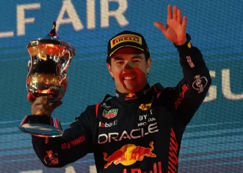 Helmut Marko revela condiciones para la continuidad de Checo Pérez en Red Bull