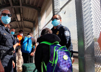 Estados Unidos planea liberar a miles de migrantes ante la falta de fondos