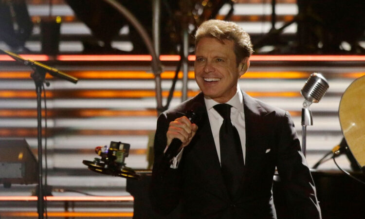 Luis Miguel hace vibrar a Quito con un espectacular concierto en el estadio Atahualpa