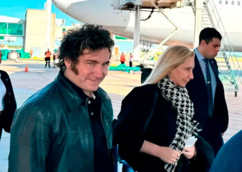 Javier Milei retorna tras gira internacional mientras su proyecto estrella fracasa en el parlamento