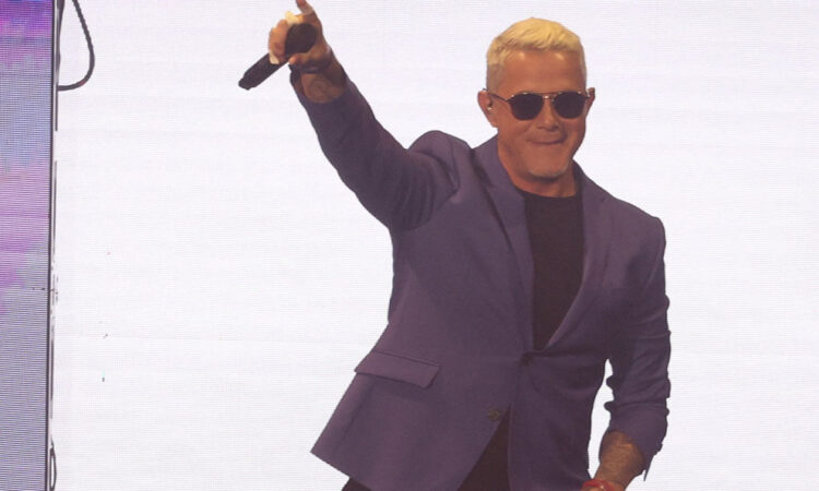 Alejandro Sanz muestra solidaridad con las víctimas del incendio en Chile