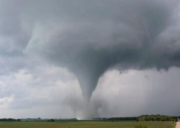 California en alerta por sistema de tormentas con posibilidad de tornados inusuales