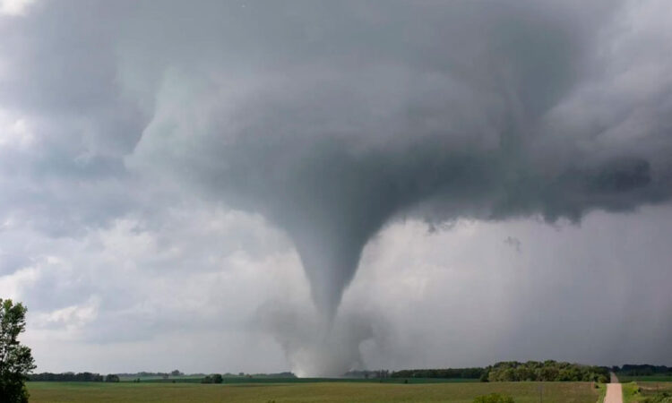 California en alerta por sistema de tormentas con posibilidad de tornados inusuales