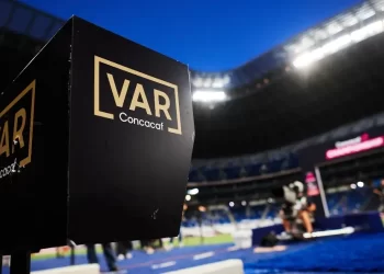 Uso cuestionable del VAR en la Liga MX: Exárbitros critican su manejo y efectividad