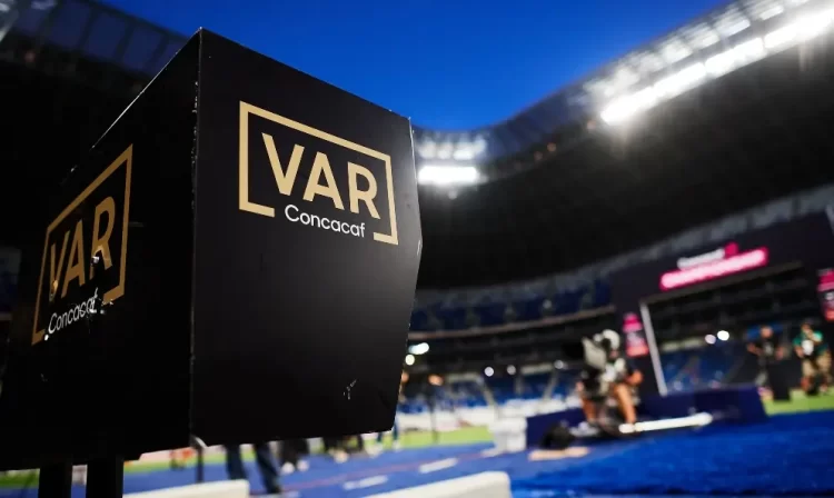 Uso cuestionable del VAR en la Liga MX: Exárbitros critican su manejo y efectividad