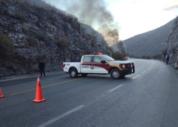 Cierran la Rumbo Nuevo por incendio de tráiler