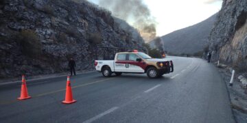 Cierran la Rumbo Nuevo por incendio de tráiler