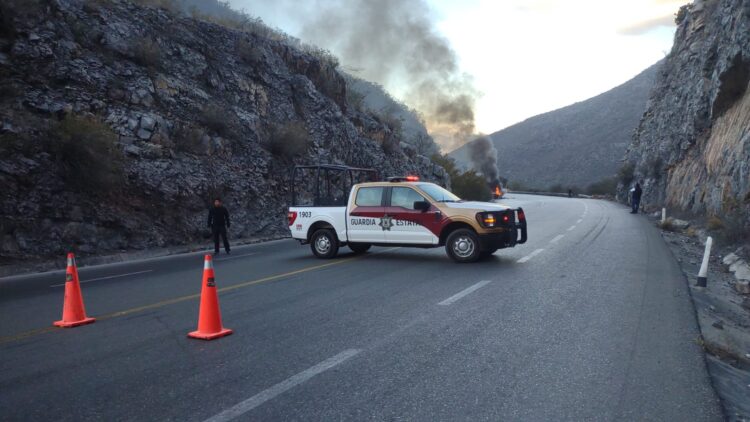 Cierran la Rumbo Nuevo por incendio de tráiler