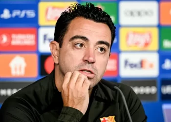 Thierry Henry elogia a Xavi Hernández y le pide que no tire la toalla en el Barcelona