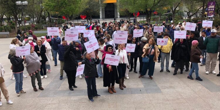 Se manifiestan ciudadanos en favor de la democracia en Cd. Victoria