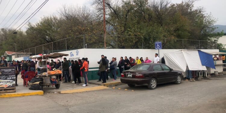 Duermen padres afuera de escuelas