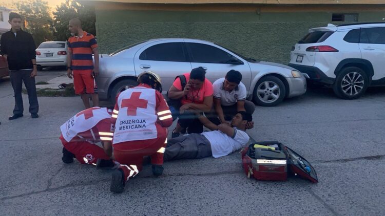 Auto embiste a estudiante del CBTIS 119 que tripulaba motocicleta