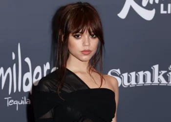 Jenna Ortega revela detalles sobre su papel como hija de Lydia Deetz en la secuela de Beetlejuice