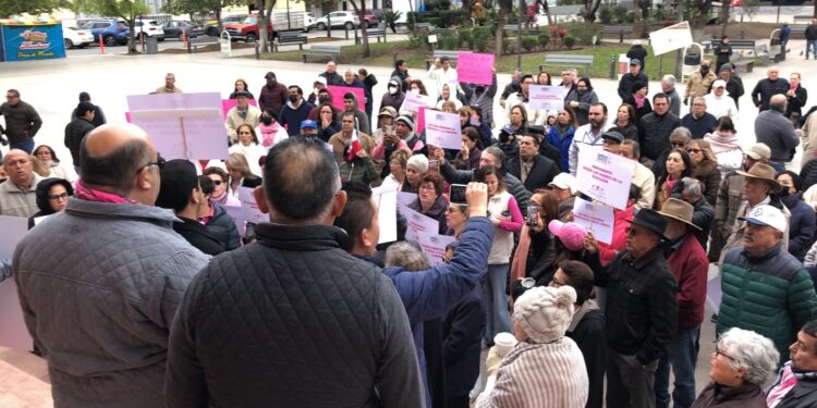 Se manifiestan ciudadanos en favor de la democracia en Cd. Victoria