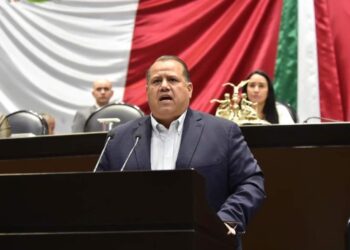 Oscar Almaraz pide licencia, va por alcaldía de Victoria