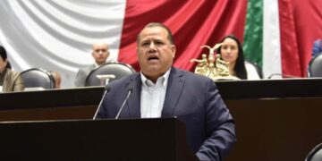 Oscar Almaraz pide licencia, va por alcaldía de Victoria