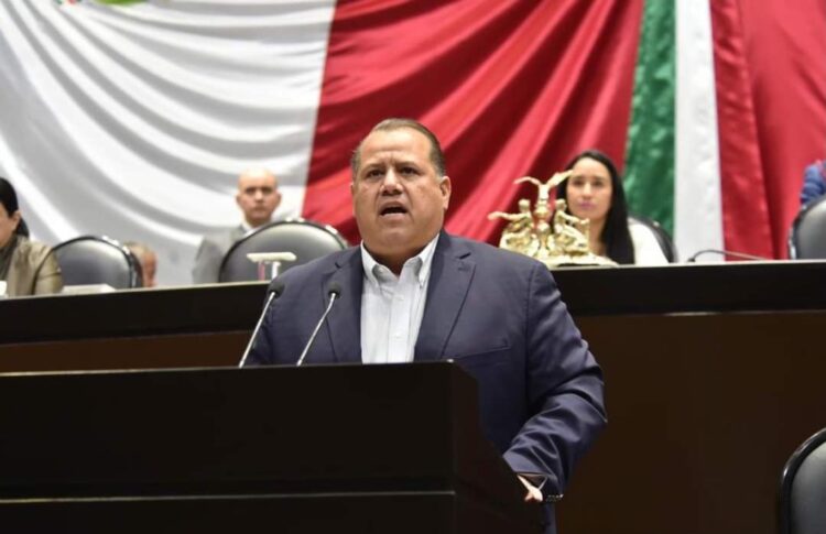 Oscar Almaraz pide licencia, va por alcaldía de Victoria