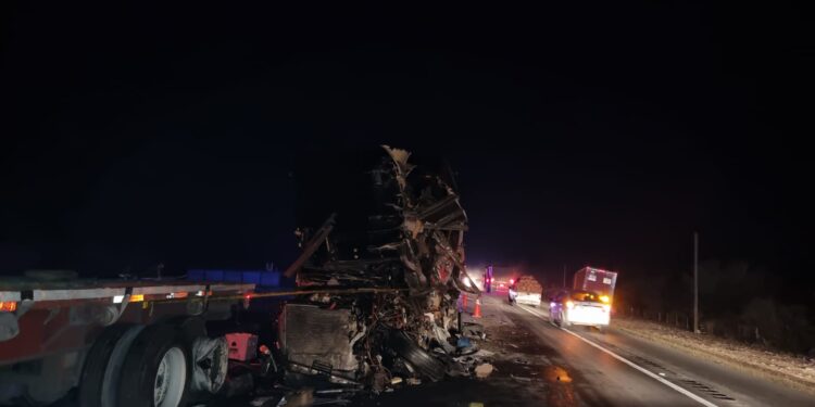 Muere trailero en choque