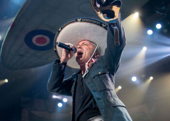 Bruce Dickinson comenta sobre precios de conciertos y la fama mediática