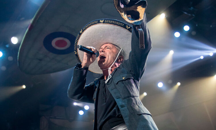 Bruce Dickinson comenta sobre precios de conciertos y la fama mediática