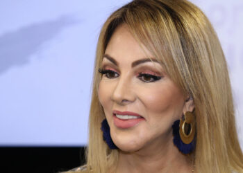 Olivia Collins elige la elegancia ante el conflicto con Ivonne Montero