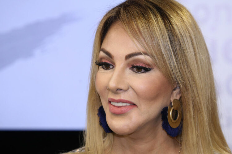 Olivia Collins elige la elegancia ante el conflicto con Ivonne Montero