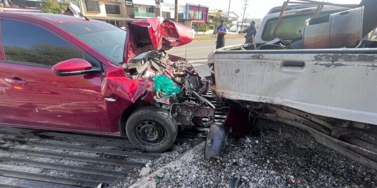 Conductor de auto evita arrollar a mujer y provoca carambola en Avenida Rotaria